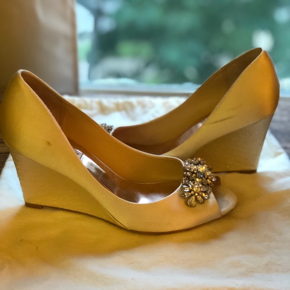 Badgley Mischka satin wedges - Picture 2 of 4